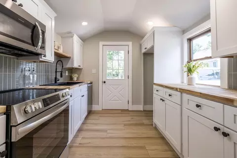 Kitchen - 65 Warr Ave, Wareham, MA 02571 photo 2 of 4