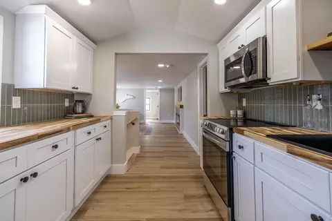 Entry Way - 65 Warr Ave, Wareham, MA 02571 photo 1 of 3