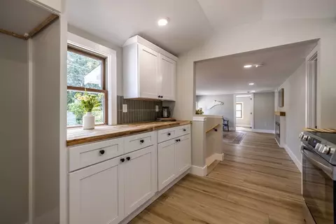 Entry Way - 65 Warr Ave, Wareham, MA 02571 photo 2 of 3