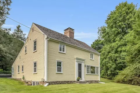 3 Newton Pl, Sturbridge, MA 01566