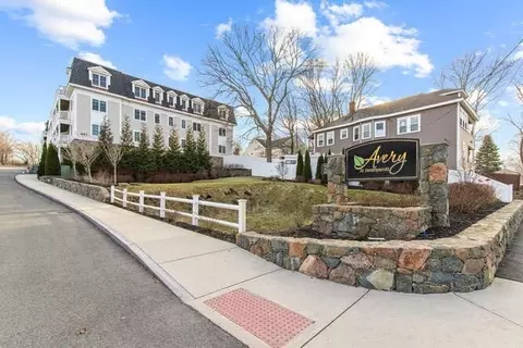 445 Essex St #301, Swampscott, MA 01907