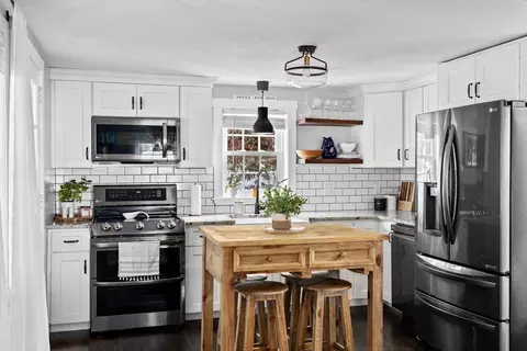 28 Elizabeth Ln, Weymouth, MA 02190