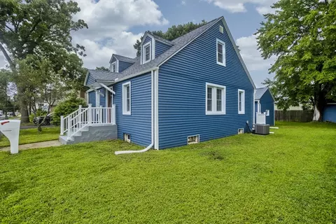 Exterior - 131 Savoy Ave, Springfield, MA 01104 photo 5 of 10
