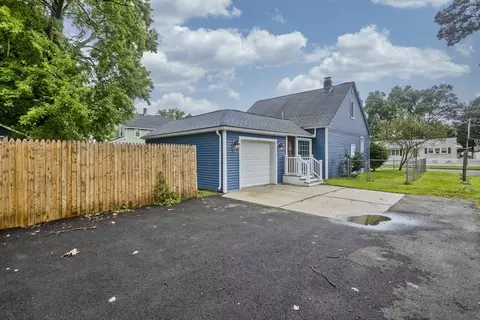 Exterior - 131 Savoy Ave, Springfield, MA 01104 photo 4 of 10