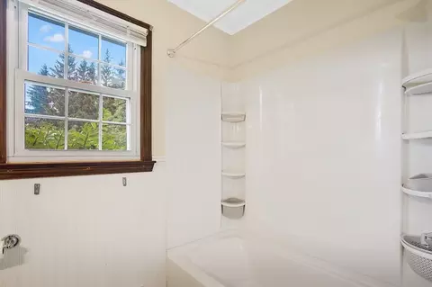 Bath - 7 Warwick Dr, Ludlow, MA 01056 photo 4 of 5
