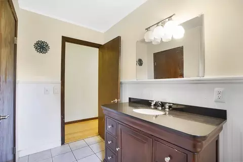 Bath - 7 Warwick Dr, Ludlow, MA 01056 photo 2 of 5