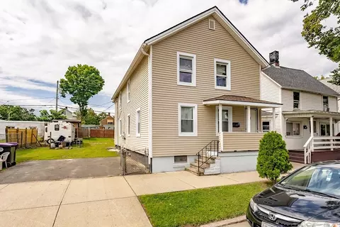 67 Pine St, Holyoke, MA 01040