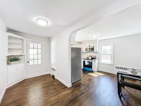 Entry Way - 78 Catherine St, Chicopee, MA 01013 photo 2 of 4