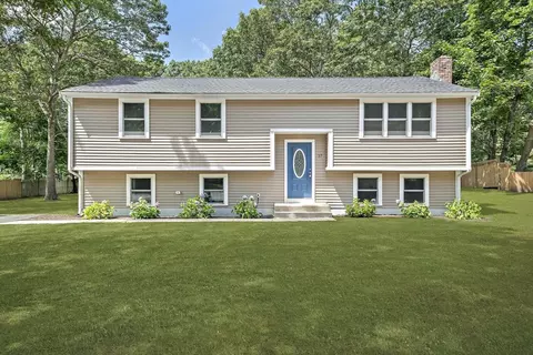 37 Montgomery Dr, Plymouth, MA 02360