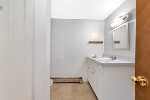 Bath - 3 Colonial St, Gloucester, MA 01930 photo 2 of 3