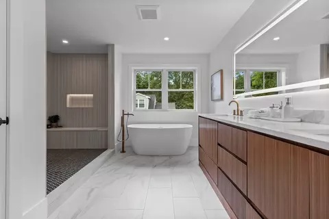 Bath - 33 Smith Rd, Hingham, MA 02043 photo 2 of 7