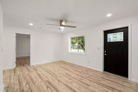 Living - 87 Vincent St, Springfield, MA 01129 photo 2 of 4