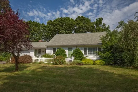 176 Wolf Swamp Rd, Longmeadow, MA 01106