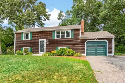 2 Tanglewood Dr, Falmouth, MA 02536
