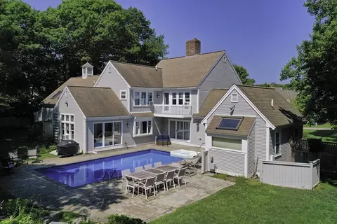24 Five Gate Ln, Falmouth, MA 02556