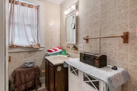 Bath - 7 Oak St, Gloucester, MA 01930 photo 5 of 5