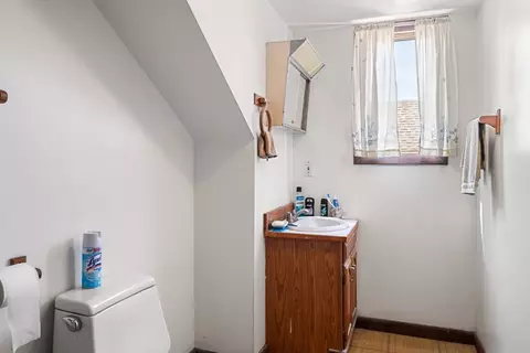 Bath - 7 Oak St, Gloucester, MA 01930 photo 1 of 5