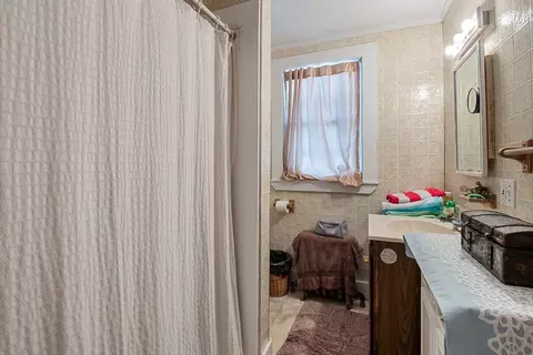 Bath - 7 Oak St, Gloucester, MA 01930 photo 4 of 5