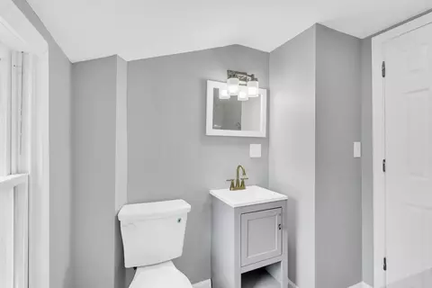 Bath - 43 Lang St, Springfield, MA 01104 photo 4 of 5
