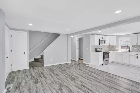 Living - 43 Lang St, Springfield, MA 01104 photo 2 of 4