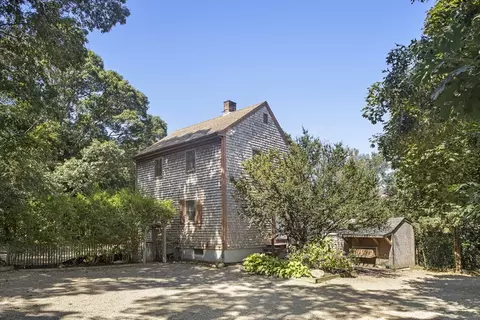 195 County Rd, Oak Bluffs, MA 02557