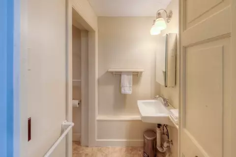 Bath - 16 Saxon Rd, Worcester, MA 01602 photo 2 of 3