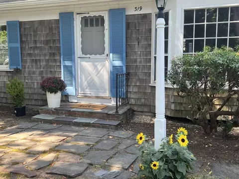 319 Phinneys Ln, Barnstable, MA 02632