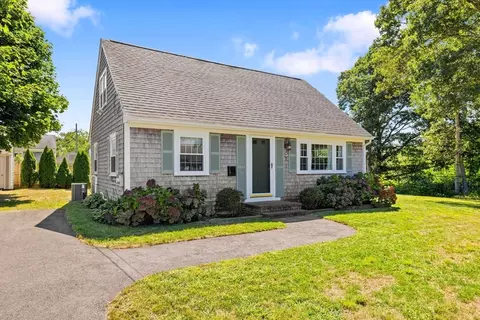 3 Harrington St, Falmouth, MA 02536