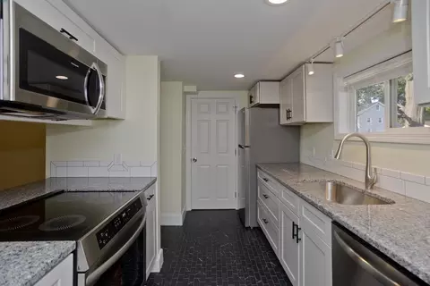 265 Ambrose St, Springfield, MA 01109 photo 4