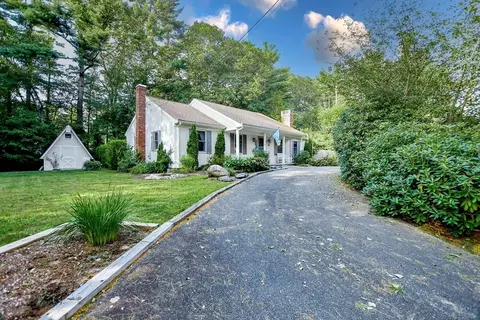 12 Bayberry Ln, Mattapoisett, MA 02739