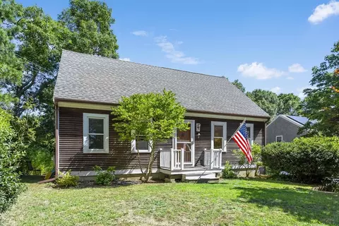 37 Hilltop Rd, Mashpee, MA 02649