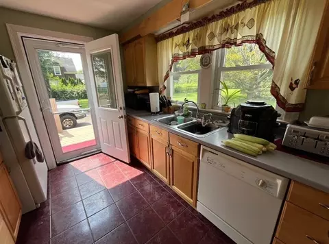 18 Arnold, Worcester, MA 01607 photo 5