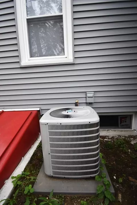 34 Collins St, Springfield, MA 01109 photo 8