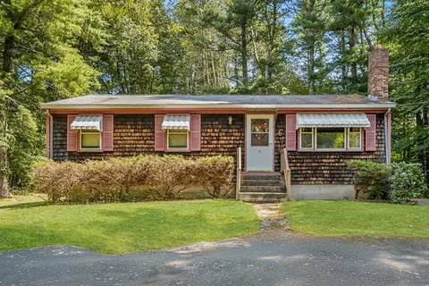 6 Simmons St, Freetown, MA 02702