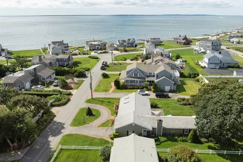 111 Bridge St, Falmouth, MA 02536