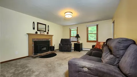 Living - 37 William Casey Rd, Spencer, MA 01562 photo 3 of 4