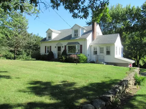 92 Providence St, Mendon, MA 01756