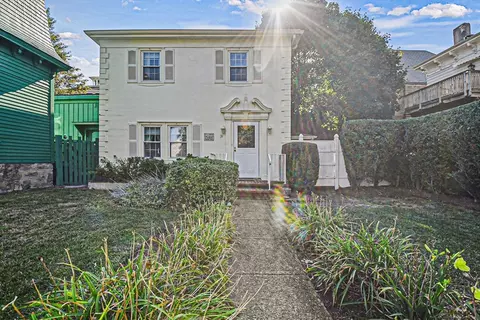 31 Belmont St, Fall River, MA 02720