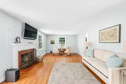 Living - 224 Burt Rd, Springfield, MA 01118 photo 2 of 4