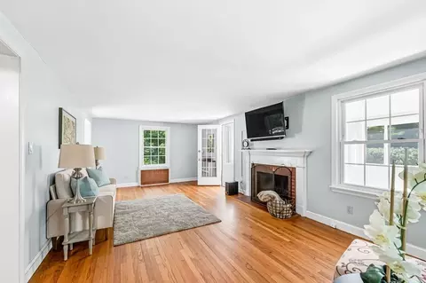 Living - 224 Burt Rd, Springfield, MA 01118 photo 4 of 4