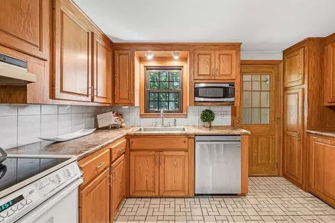 Kitchen - 224 Burt Rd, Springfield, MA 01118 photo 2 of 3