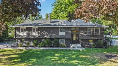 28 Pasture Rd, Reading, MA 01867 photo 2