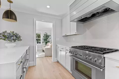 Kitchen - 25 Thomas Rd, Wellesley, MA 02482 photo 2 of 3