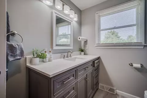 Bath - 135 Tamarack Dr, Springfield, MA 01129 photo 2 of 2
