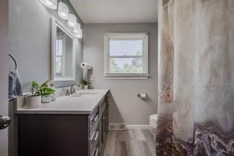 Bath - 135 Tamarack Dr, Springfield, MA 01129 photo 1 of 2