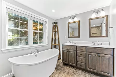 Bath - 37 Gregory Rd, Wakefield, MA 01880 photo 3 of 7