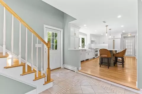 Entry Way - 37 Gregory Rd, Wakefield, MA 01880 photo 2 of 4