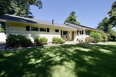 1070 Plumtree Rd, Springfield, MA 01109