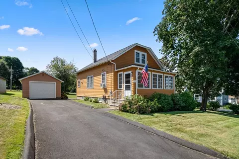 98 Metacomet Ave, Swansea, MA 02777