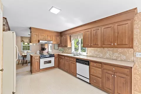 Kitchen - 20 Volunteer Rd, Hingham, MA 02043 photo 4 of 5